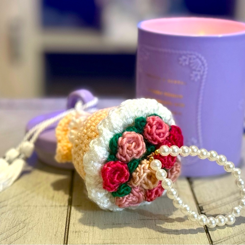 💐Handmade Floral Crochet Mini Rose Bouquet Keychain with Pearl Accents💐